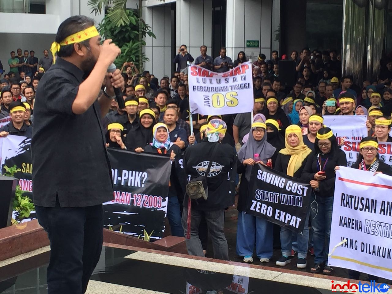 Para karyawan indosat telah melakukan aksi atas isu penolakan PHK massal